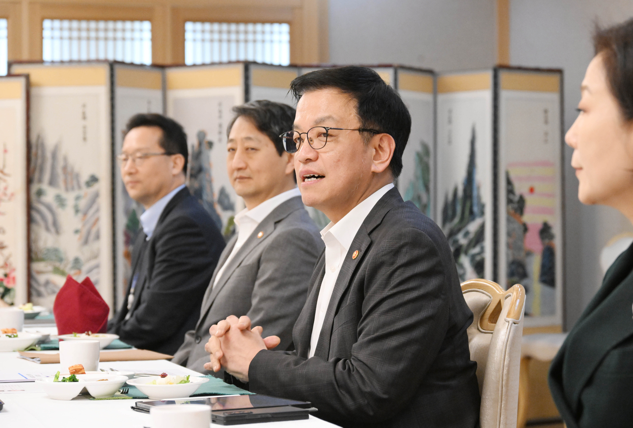 최상목 대통령 권한대행 부총리 겸 기획재정부 장관이 3일 정부서울청사에서 열린 수출기업 오찬간담회에 참석해 발언하고 있다.  [기획재정부 제공]