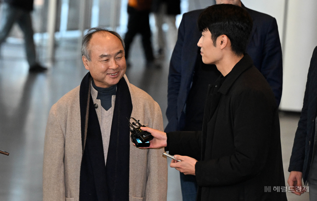 손정의 소프트뱅크그룹 회장이 4일 오후 서울 서초구 삼성 서초사옥에 도착해 취재진의 질문에 답하고 있다. 이재용 삼성전자 회장은 서초사옥에서 샘 올트먼 오픈AI 최고경영자(CEO), 손 회장과 함께 AI 관련 3자 회동을 할 예정이다. 임세준 기자
