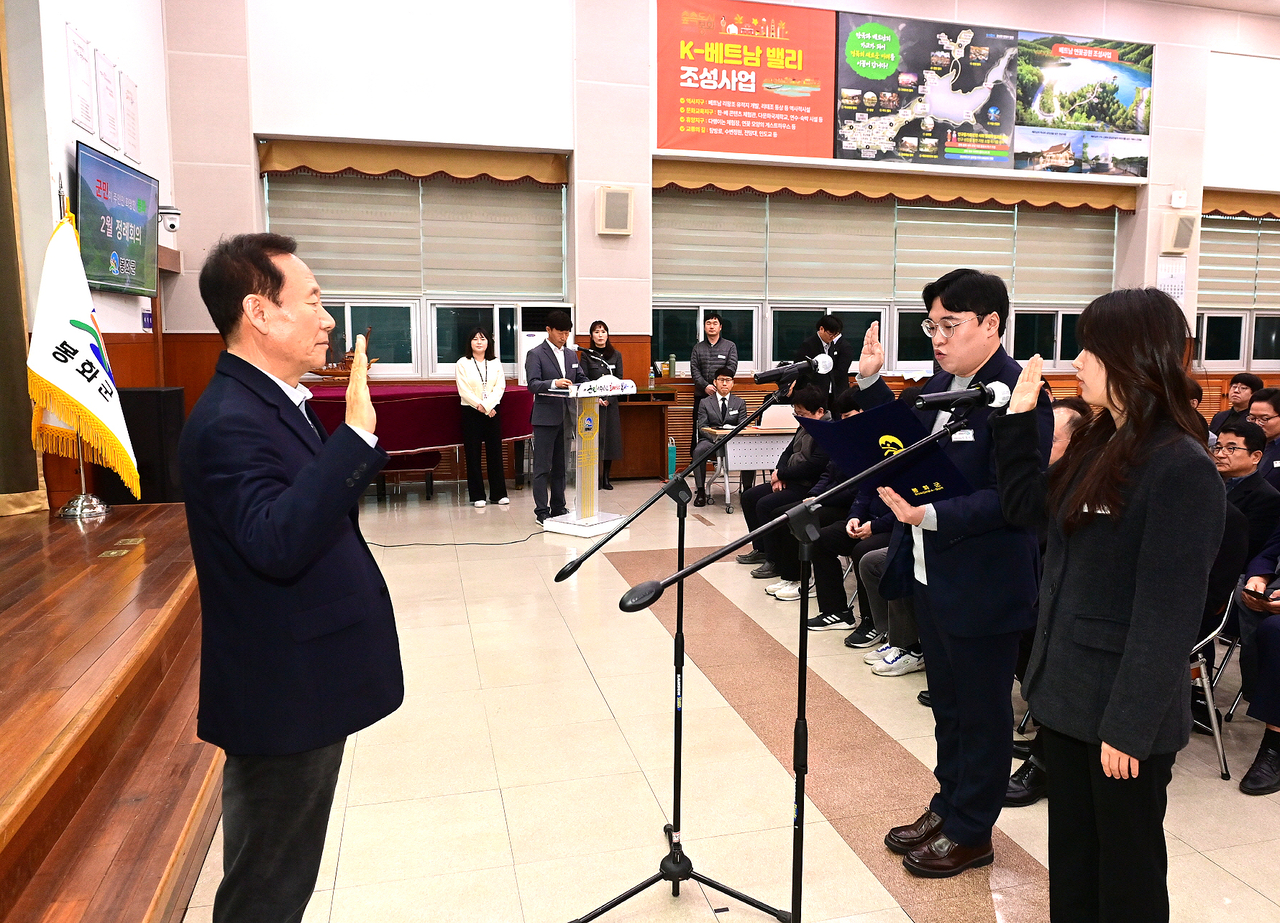 3일 봉화군청 대회의실에서 열린   ‘2025 봉화군 공무원 청렴실천 결의대회’에서 청렴 선서를 하고 있다