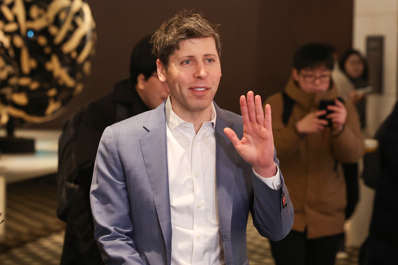 샘 올트먼 최고경영자(CEO)가 4일 오전 중구 더 플라자 호텔에서 열린 카카오 미디어데이에 참석하기 전 취재진과의 인터뷰를 갖고 손 인사를 하고 있다. [연합]