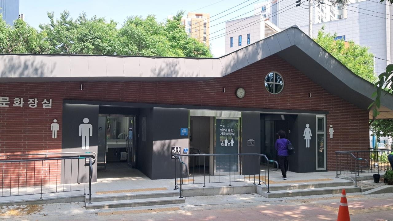 무장애 시설로 개선된 응봉공원 화장실 출입문. [서울시 제공]