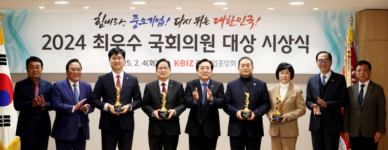 중소기업중앙회가 4일 여의도 중기중앙회에서 ‘2024년 최우수 국회의원 대상 시상식’을 개최했다. (왼쪽 세번째부터)우재준 의원, 박수영 의원, 김기문 중기중앙회장, 김원이 의원, 오세희 의원. [중기중앙회 제공]