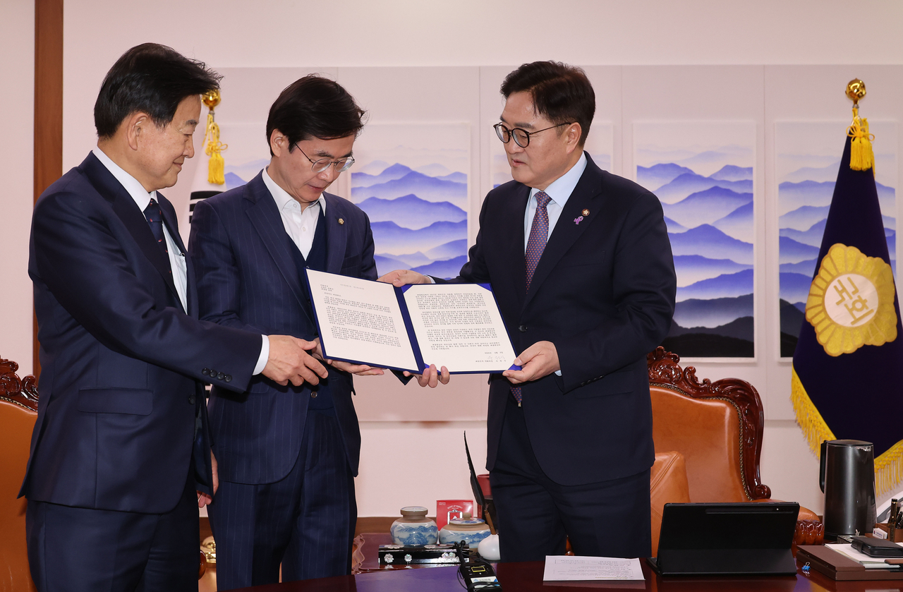 우원식 국회의장이 3일 오후 서울 여의도 국회에서 열린 미국, 유럽 특별방문단 의장친서 전달 차담회에서 미국 특별방문단 정동영, 조경태 의원에게 친서를 전달하고 있다. [연합]