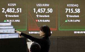 Seoul shares open higher on bargain hunting