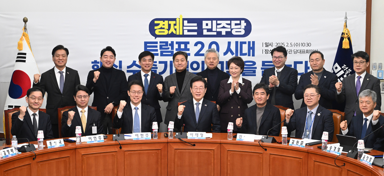 이재명 더불어민주당 대표가 5일 오전 서울 여의도 국회에서 열린 ‘트럼프 2.0 시대 핵심 수출기업의 고민을 듣는다’ 간담회에서 기념촬영을 하고 있다. 이상섭 기자