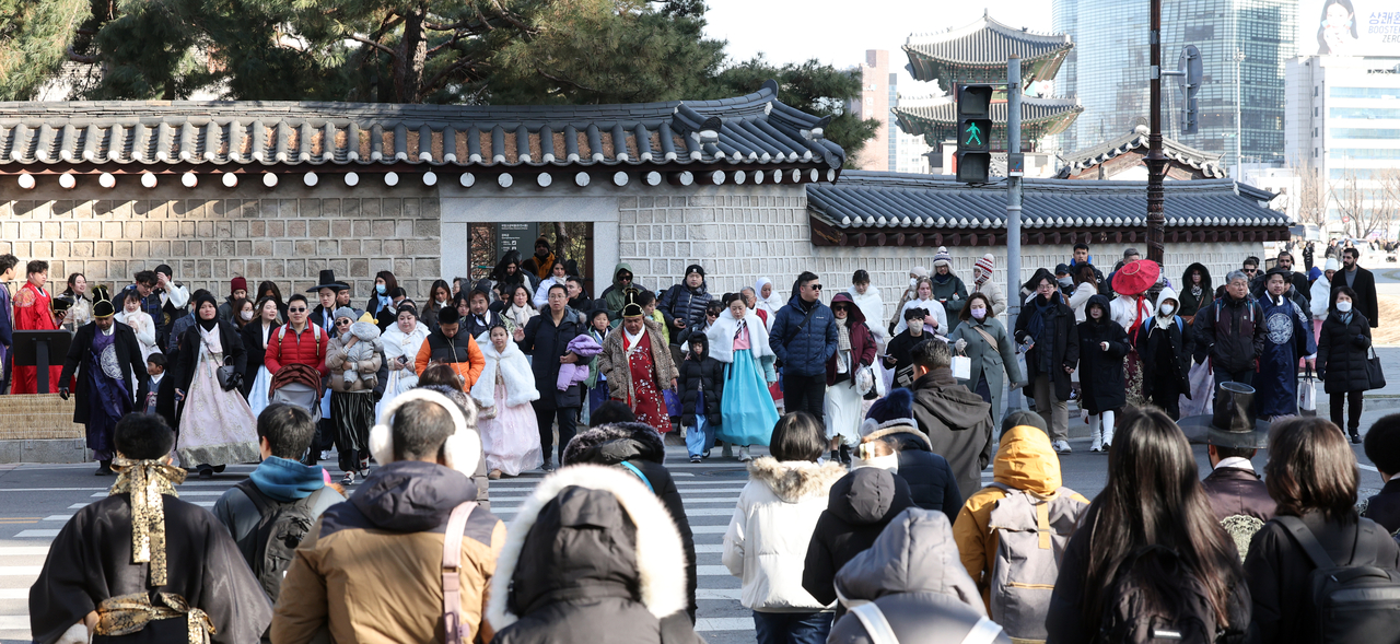 Foreign tourists fill the streets near Gyeongbokgung Palace in central Seoul on Jan. 26 as South Korea’s tourism boom continues. (Newsis)