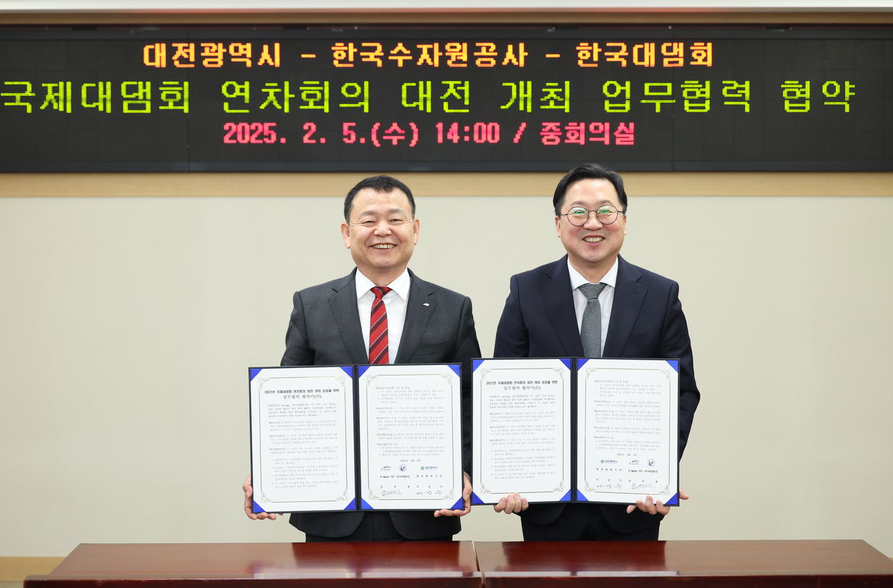 윤석대 한국수자원공사 사장(사진 왼쪽)과 이장우 대전광역시 시장이  ‘2027년 국제대댐회 연차회의 성공적인 개최를 위한 업무협약’을 체결하고 기념사진을 촬영하고 있다.[한국수자원공사 제공]