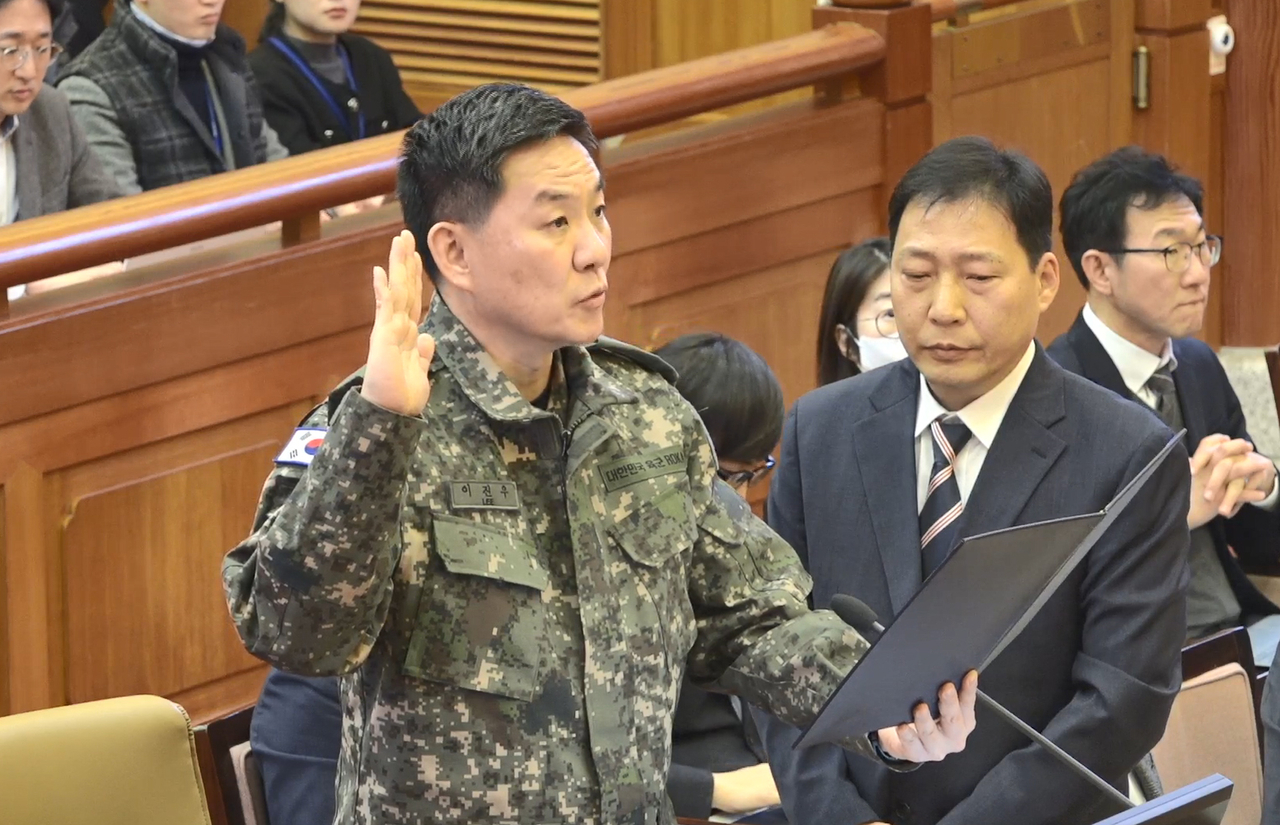 이진우 전 육군수도방위사령관이 4일 서울 종로구 헌법재판소에서 열린 윤석열 대통령 탄핵심판 5차 변론기일에서 증인 선서를 하고 있다. [연합]
