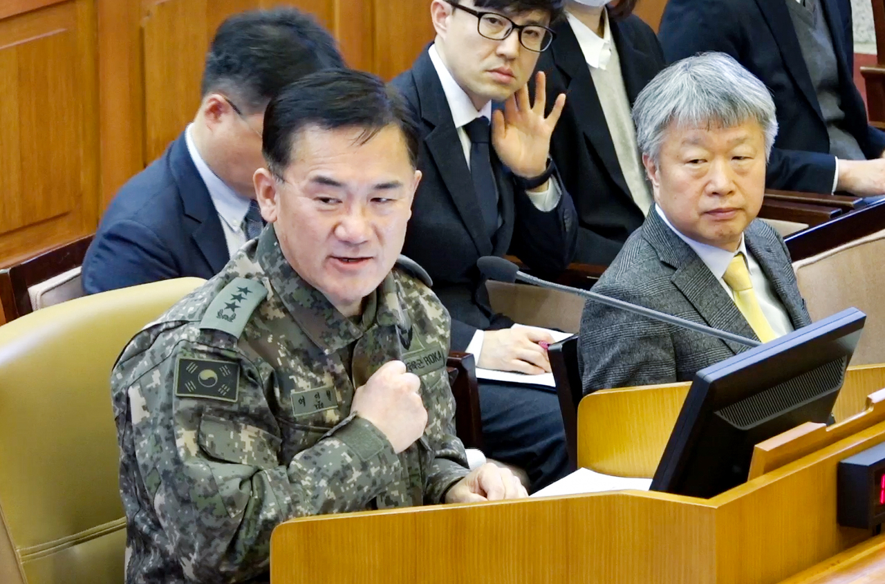 여인형 전 국군방첩사령관이 4일 서울 종로구 헌법재판소에서 열린 윤석열 대통령 탄핵심판 5차 변론기일에 증인으로 출석해 발언하고 있다.[연합]