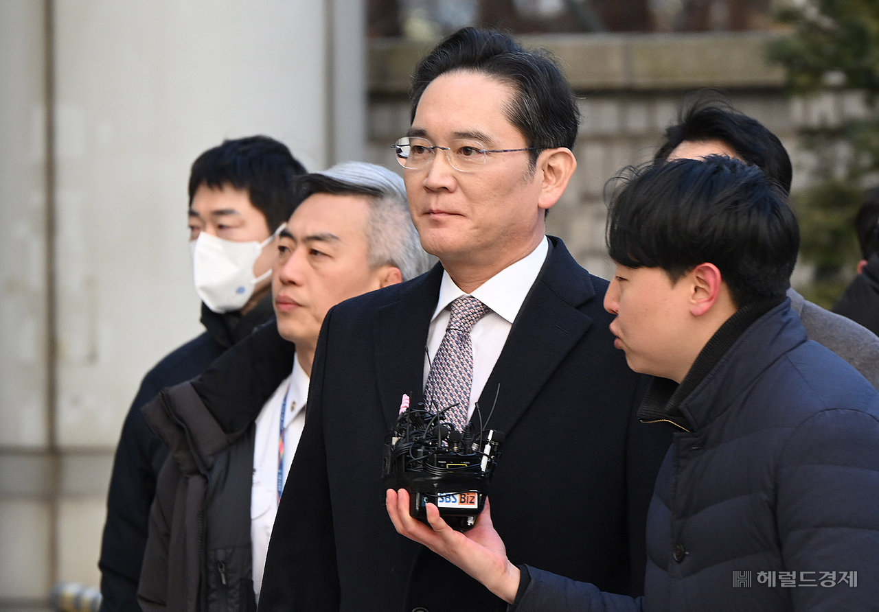 이재용 삼성전자 회장이 3일 오후 서울 서초구 서울고등법원에서 열린 그룹 경영권 승계 관련 부당합병·회계부정 의혹 항소심 선고공판에 출석하고 있다. 임세준 기자