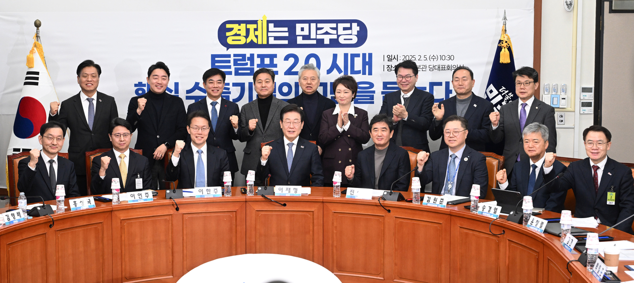 이재명 더불어민주당 대표와 참석자들이 5일 오전 서울 여의도 국회에서 열린 ‘트럼프 2.0 시대 핵심 수출기업의 고민을 듣는다’ 간담회에서 기념촬영을 하는 모습. 이상섭 기자