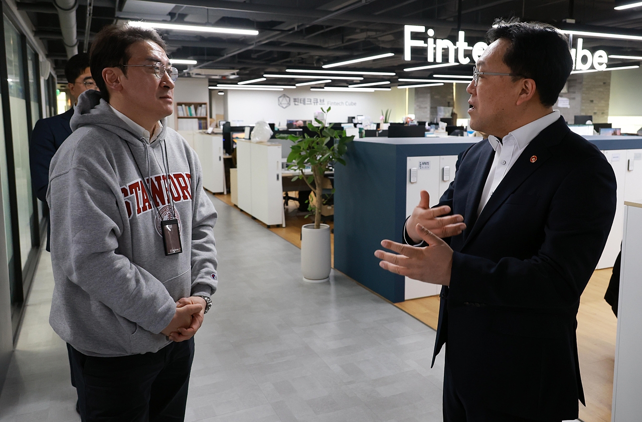 김병환 금융위원장이 6일 K-핀테크 글로벌화를 통한 성장을 적극 지원하겠다는 뜻을 밝혔다. 김 위원장이 이날 오후 서울 마포 프론트원에 방문해 마포 프론트원 내 핀테크 보육시설을 둘러보고 있다. [금융위 제공]