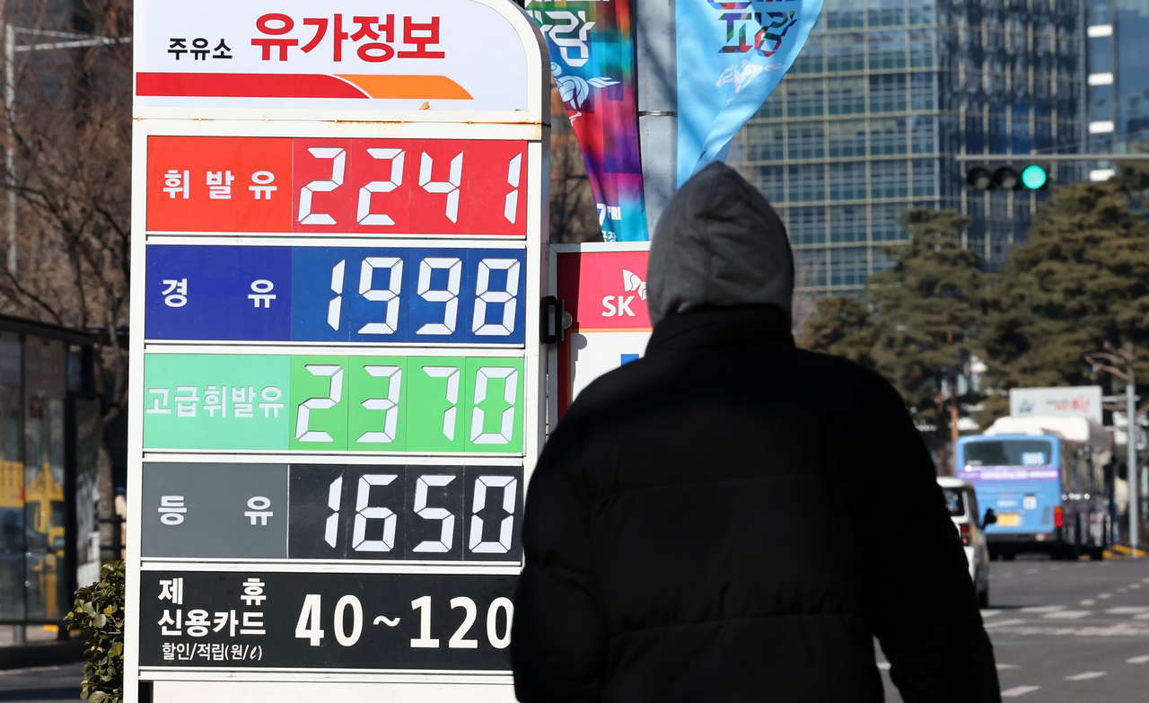 서울 시내의 한 주유소 유가정보 간판 모습.［연합］