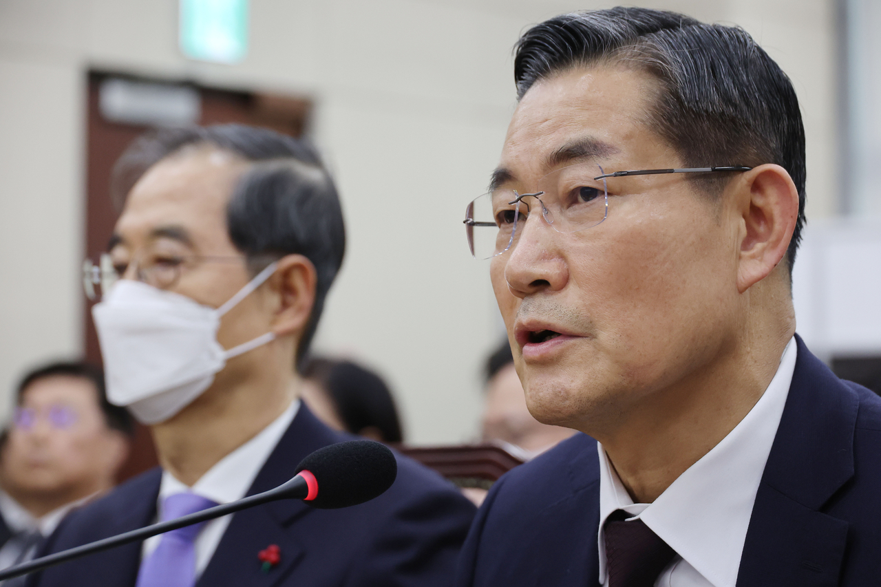 This photo, taken on Jan.22 shows National Security Advisor Shin Won-sik (right) answers questions from lawmakers during the first hearing of the special parliamentary committee at the National Assembly in Seoul. (Yonhap)