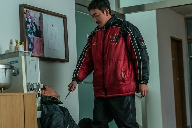 영화 초반 ‘민태’가 내내 입고 나오는 붉은색 츄리닝. 영화 ‘브로큰’ 스틸컷