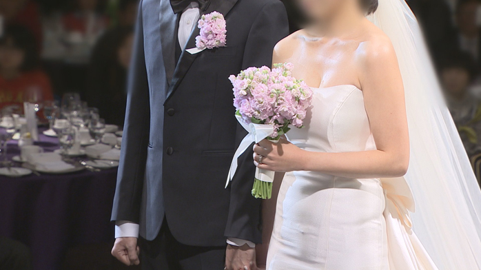 A groom and bride at a wedding ceremony (Yonhap)
