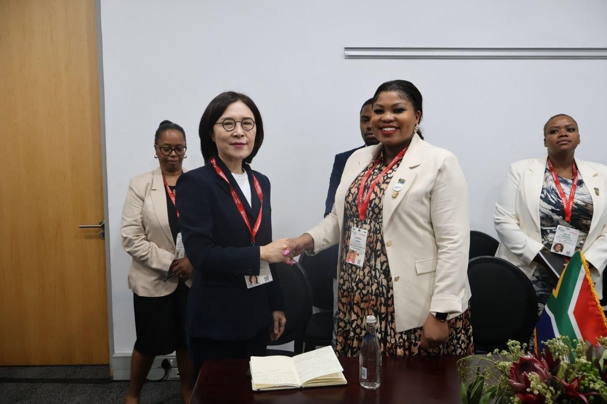 Second Vice Foreign Minister Kang In-sun (left) poses with South Africa's Deputy Minister of Mineral and Petroleum Resources Phumzile Mgcina ahead of their talks in Cape Town, South Africa, on Wednesday in this photo. (Korean Ministry of Foreign Affairs)