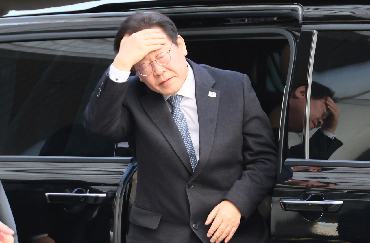 더불어민주당 이재명 대표가 지난 5일 서울 서초구 서울고등법원에서 열린 공직선거법 위반 사건 2심 속행공판에 출석하기 위해 법원 청사에 도착한 뒤 차량에서 내리며 머리를 쓸어 넘기고 있다. [연합]