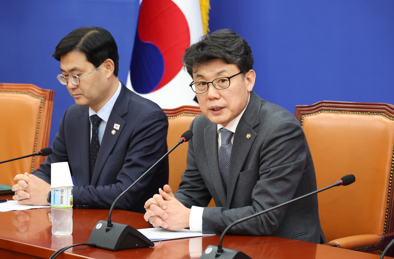 Rep. Jin Seong-jun, chair of the Democratic Party of Korea's Policy Committee, speaks during a press briefing at the National Assembly in Yeouido, Seoul, Thursday. (Yonhap)