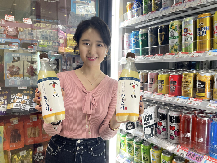 GS리테일 모델이 막걸리에 위스키를 더한 막&스키를 선보이고 있다. [GS리테일 제공]