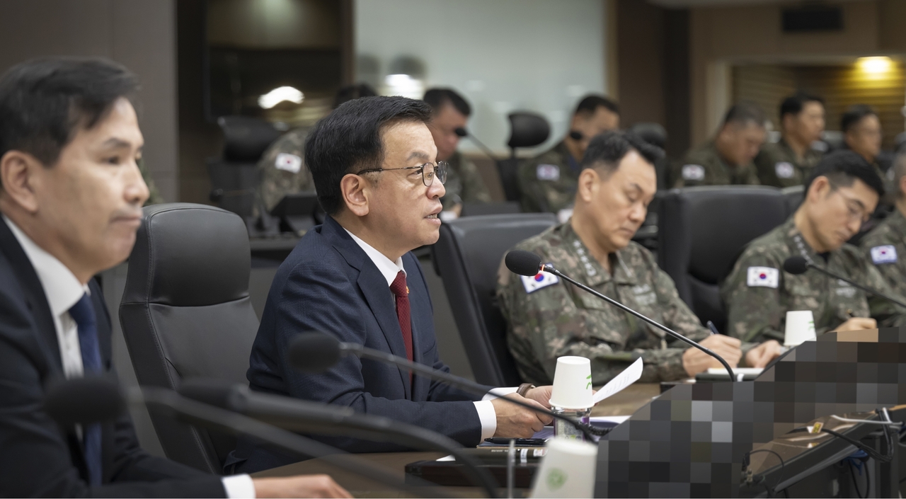 Acting President Choi Sang-mok (second from left) speaks during a meeting at the Joint Chiefs of Staff in Seoul on Friday, accompanied by acting Minister of National Defense Kim Seon-ho (left) and Chair of the Joint Chiefs of Staff Adm. Kim Myeong-su (third from left). (Defense Ministry)