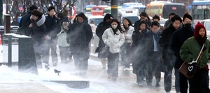 Seoul commuters struggle in freezing cold