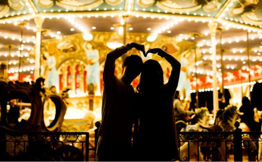 A couple poses for a picture in Everland (Everland)