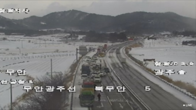 무안광주고속도로 북무안IC 5.92km 인근. [고속도로CCTV]
