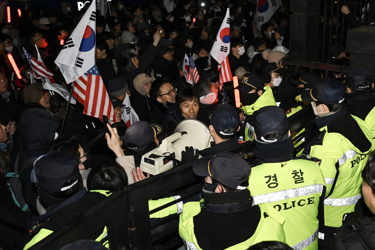 내란우두머리 혐의로 체포된 윤석열 대통령의 영장실질심사가 열린 지난달 18일 오후 서울 마포구 서울서부지법 앞에서 윤 대통령 지지자들이 집회를 열고 있다. [연합]
