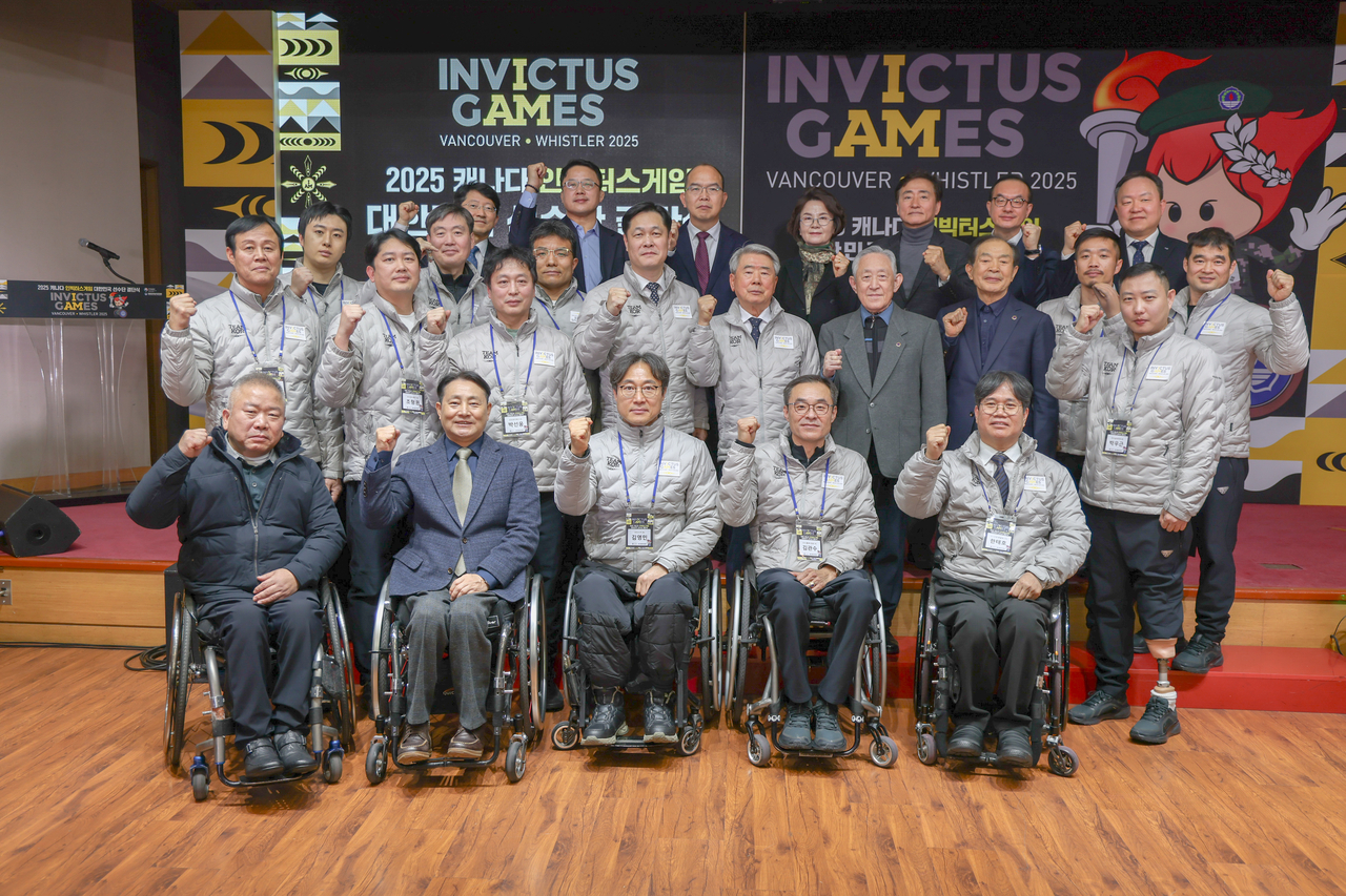 Vice Veterans Minister Lee Hee-wan and members of South Korea's delegation for the Invictus Games Vancouver Whistler 2025 pose for a photo at a veterans affairs center in western Seoul on Jan. 22. (Ministry of Patriots and Veterans Affairs)