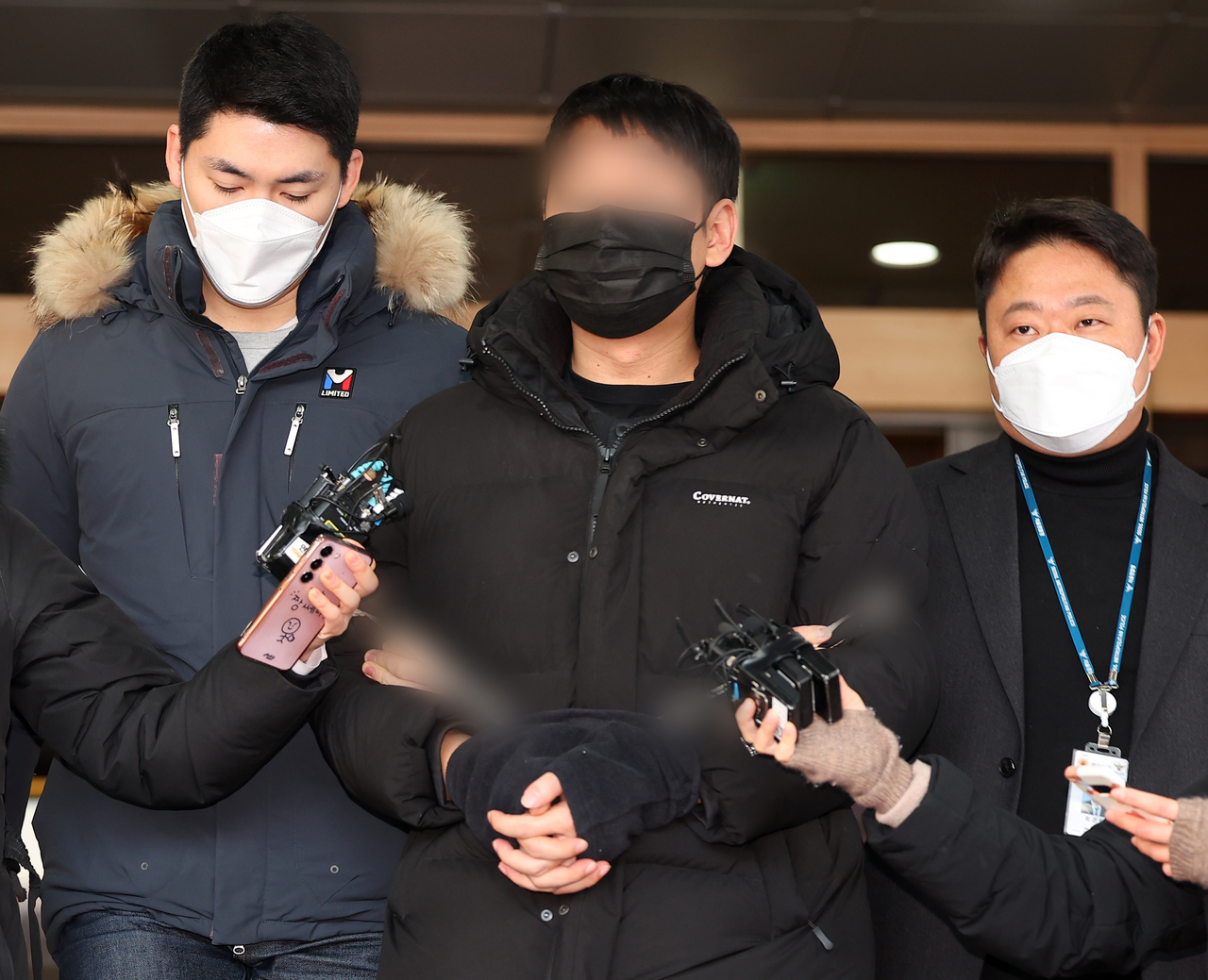 텔레그램을 이용해 성착취물을 제작·유포한 사이버성폭력 범죄집단 자칭 ‘자경단’의 총책 A씨가 지난달 24일 오전 서울 성동구 성동경찰서에서 검찰로 송치되고 있다. [연합]