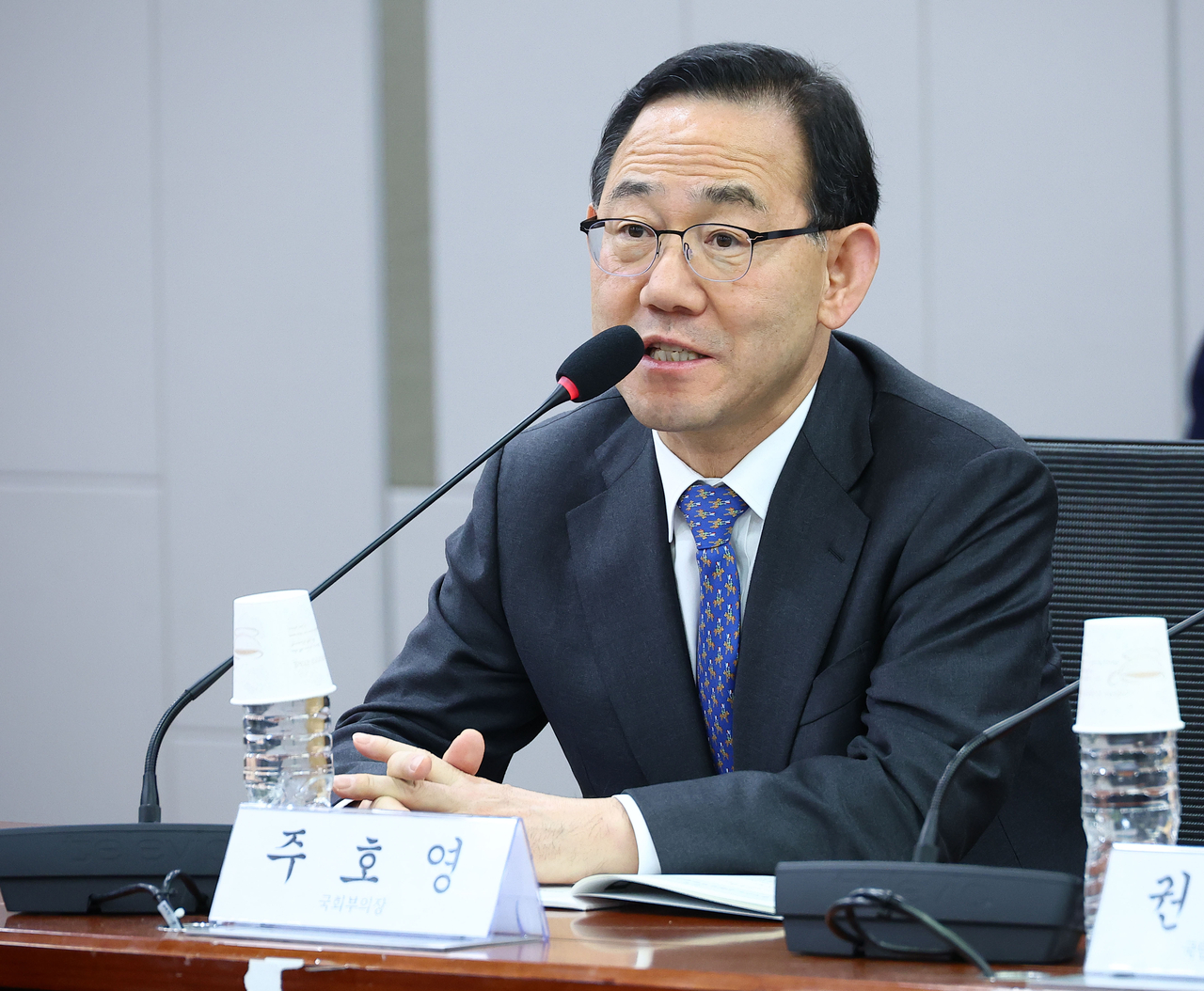 주호영 국회부의장이 6일 국회 의원회관에서 열린 ‘다시 법치주의를 소환한다! 국가와 국민을 위한 헌법재판소의 역할 국회 토론회’에 참석해 발언하고 있다. [연합]