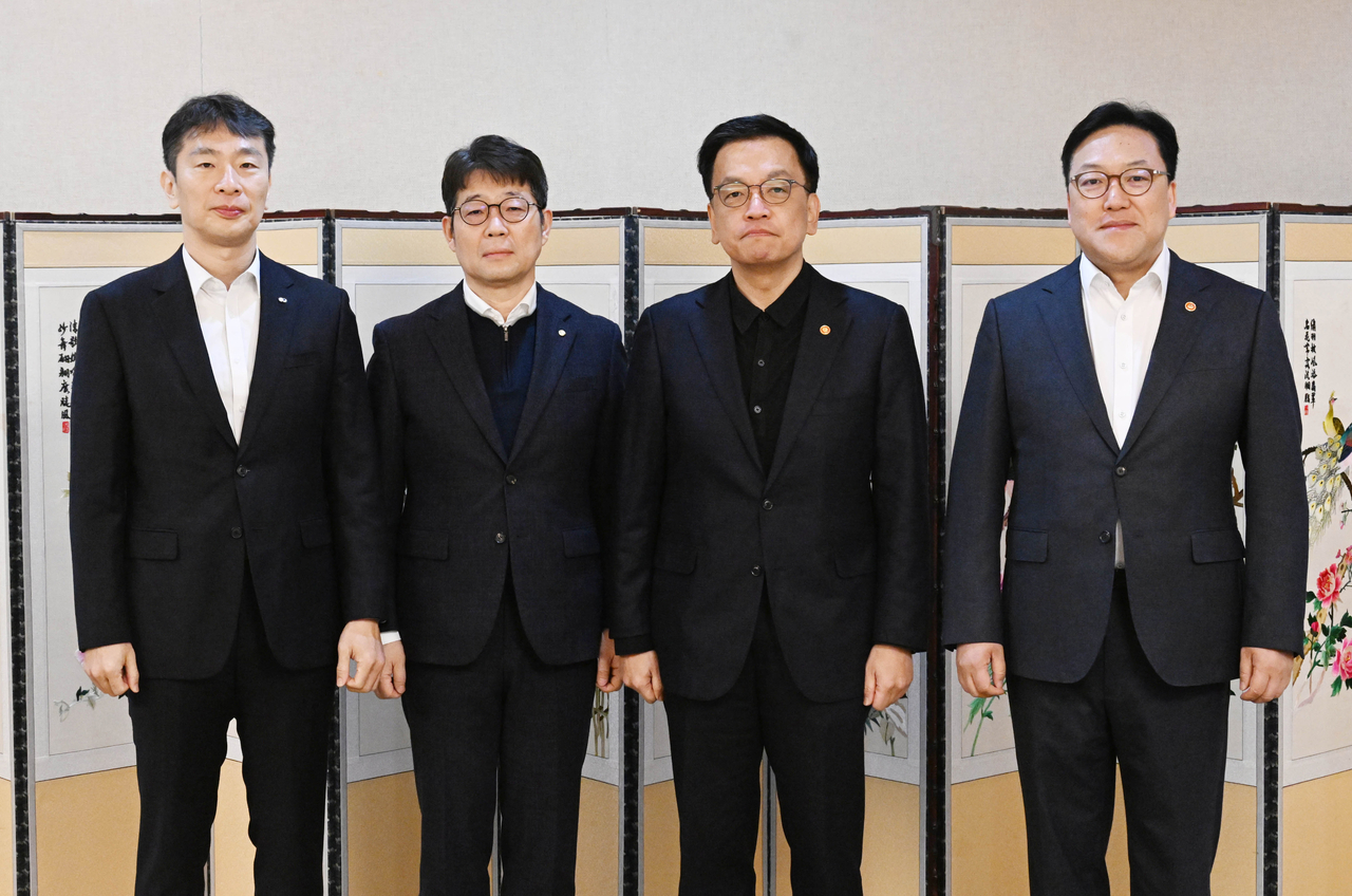 최상목 대통령 권한대행 부총리 겸 기획재정부 장관이 7일 정부서울청사에서 거시경제 금융현안 간담회 전 기념촬영을 하고 있다.   왼쪽부터 이복현 금융감독원장, 유상대 한국은행 부총재, 최 권한대행, 김병환 금융위원장.  [기획재정부 제공]