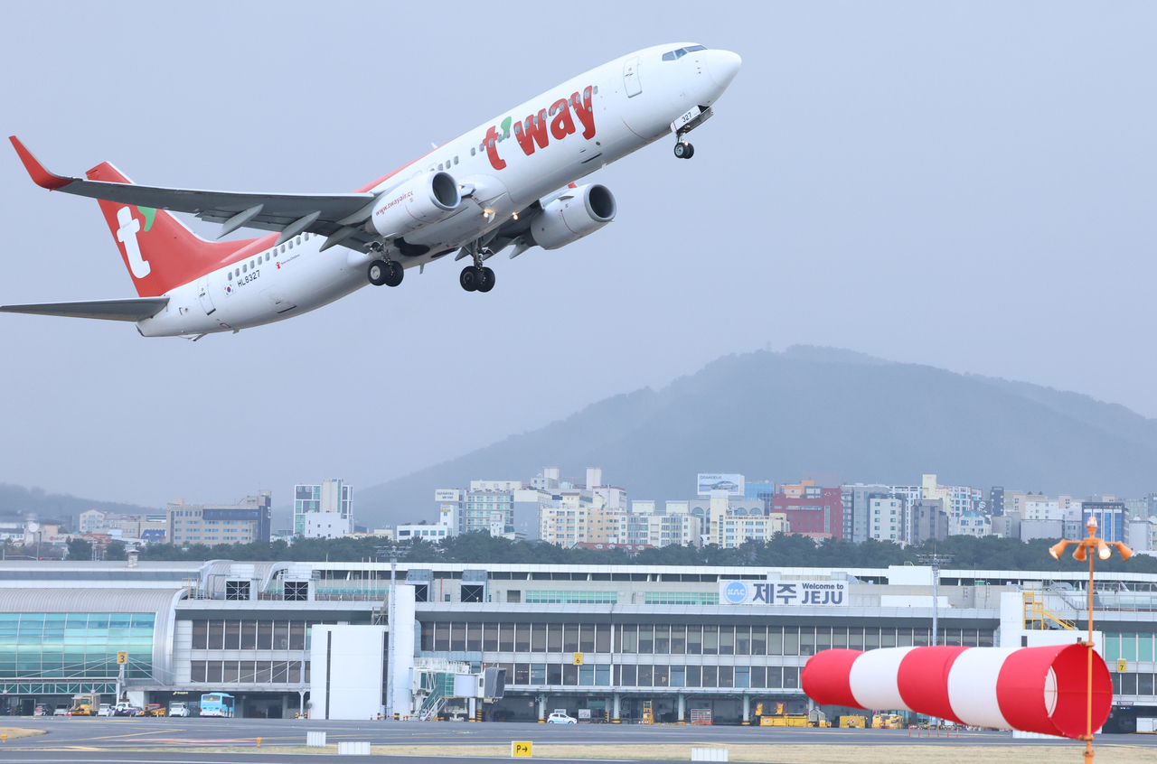 7일 오후 제주공항 활주로에서 강풍을 뚫고 항공기가 이륙하고 있다. [연합]