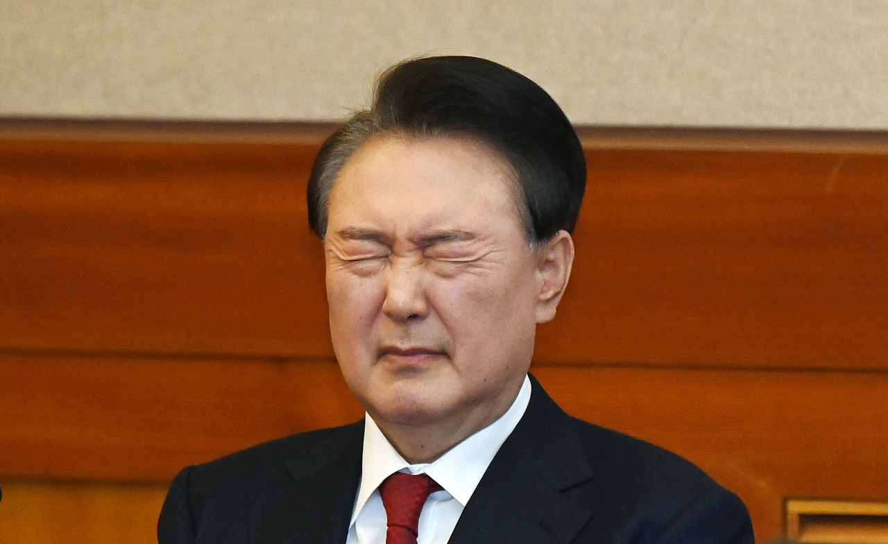 윤석열 대통령이 6일 오전 서울 종로구 헌법재판소 대심판정에서 열린 탄핵심판 6차 변론기일에 출석, 눈을 질끈 감고 있다. [연합]