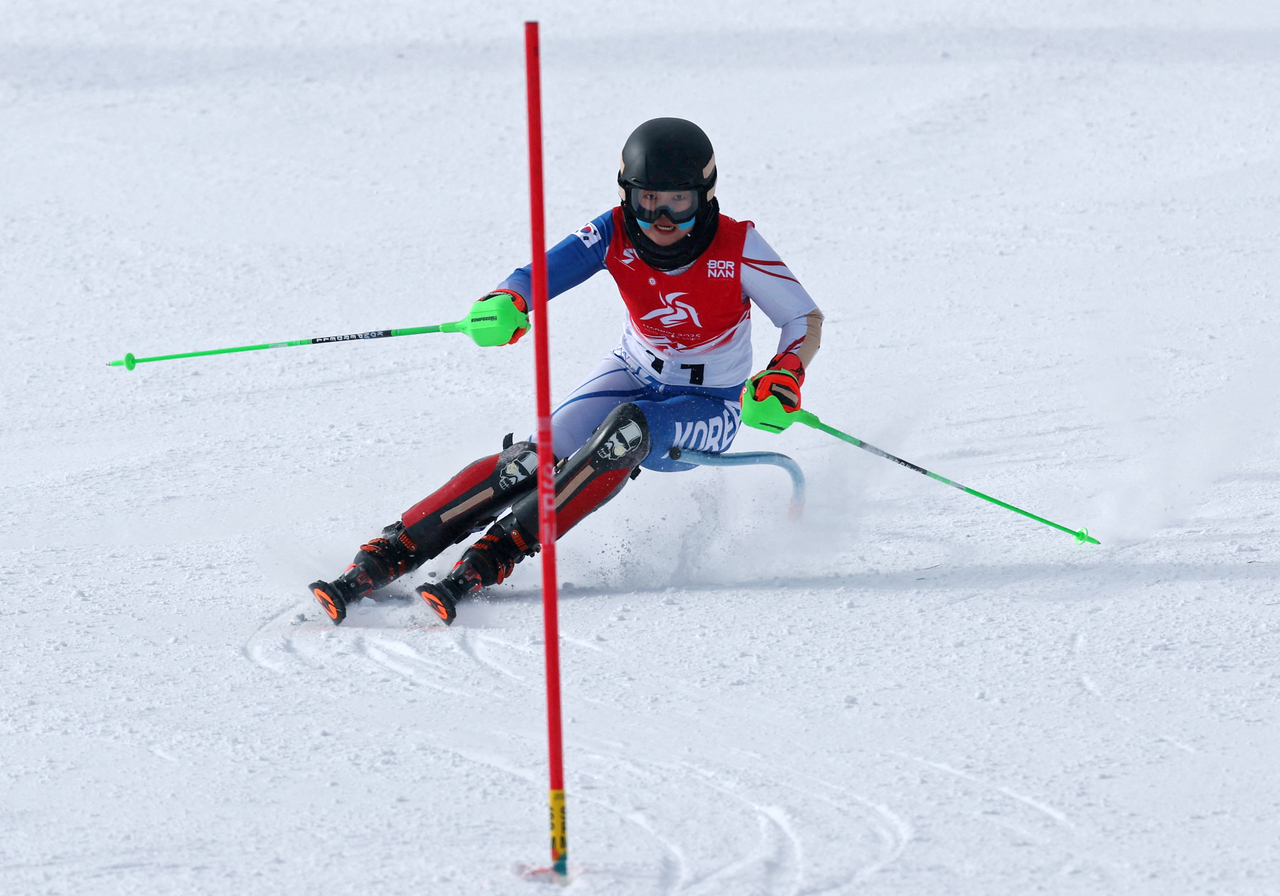 Gim So-hui of South Korea competes in the second run of the women's alpine skiing slalom event at the Asian Winter Games at Yabuli Ski Resort in Yabuli, China, Saturday. (Reuters - Yonhap)