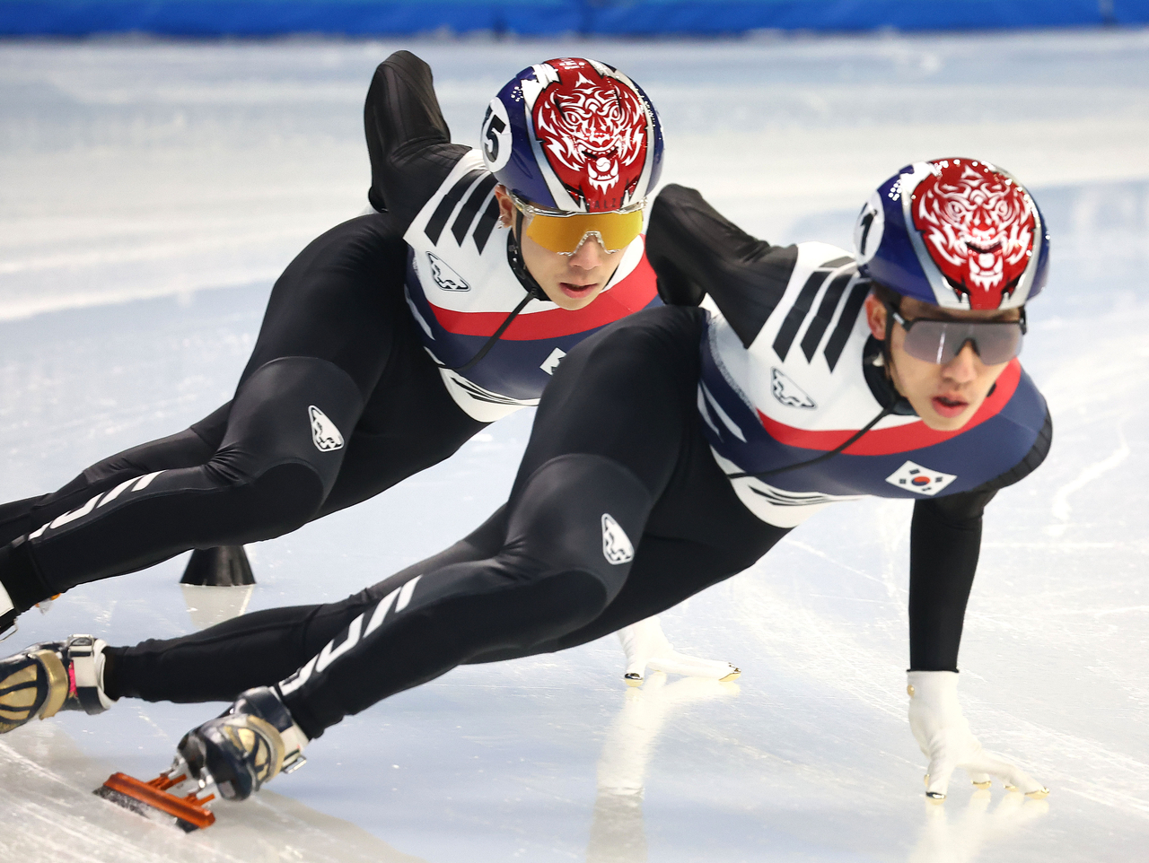 Park Ji-won and Kim Gun-woo (left) of South Korea compete in the semifinals of the men's 1,500-meter short track speed skating event at the Asian Winter Games at Heilongjiang Ice Events Training Center Multifunctional Hall in Harbin, China, Saturday. (Yonhap)