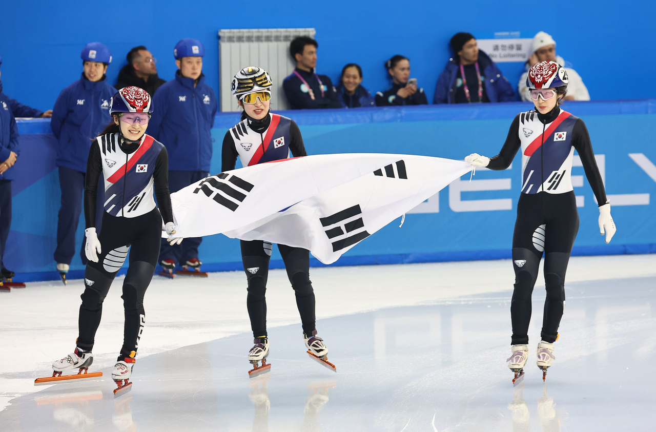 8일 하얼빈 동계아시안게임 쇼트트랙 여자 500m 결승에서 금메달을 획득한 최민정, 은메달을 획득한 김길리, 동메달을 획득한 이소연이 태극기를 들고 세리머니를 하고 있다.  [연합]