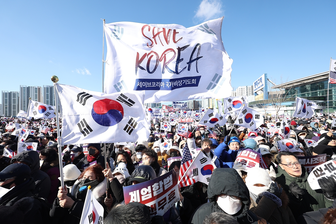 8일 오후 동대구역 광장에서 개신교 단체 세이브코리아가 국가비상기도회를 열고 윤석열 대통령 탄핵 반대와 석방을 촉구하고 있다. [연합]