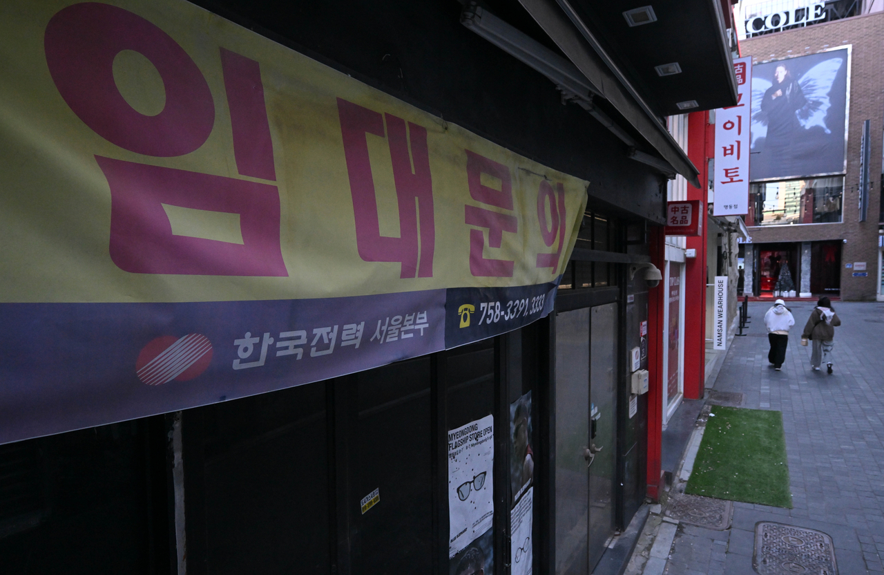 내수 경기 침체와 고금리, 고물가로 소비심리가 얼어붙고 있다. 서울 중구 명동의 한 상가에 임대 현수막이 부착되어 있다.［헤럴드경제DB］