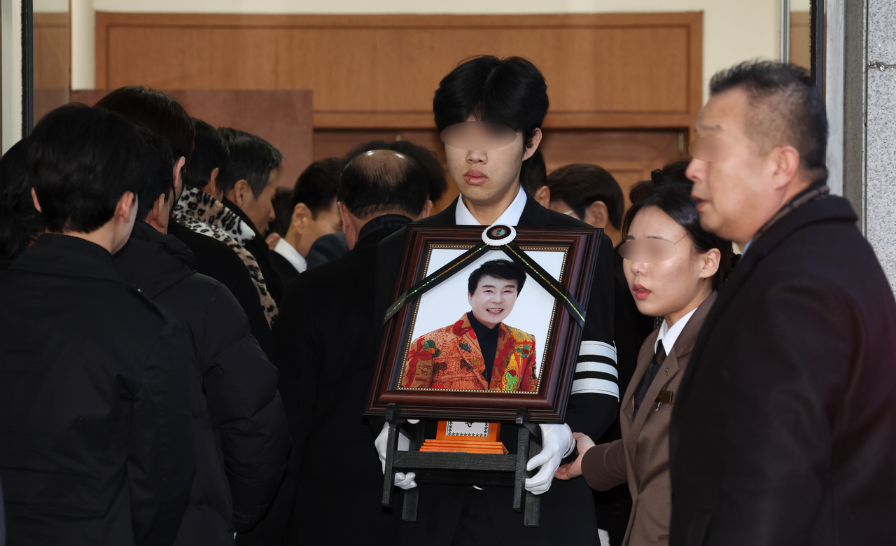 가수 송대관의 유가족이 9일 서울 종로구 서울대병원 장례식장에서 영정을 들고 이동하고 있다.  [공동취재]