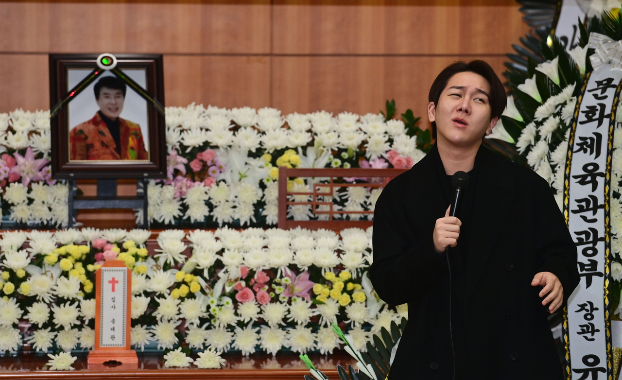 9일 서울 종로구 서울대병원 장례식장에서 열린 가수 송대관의 영결식에서 김수찬이 고인의 성대모사를 하고 있다. [공동취재] [연합]