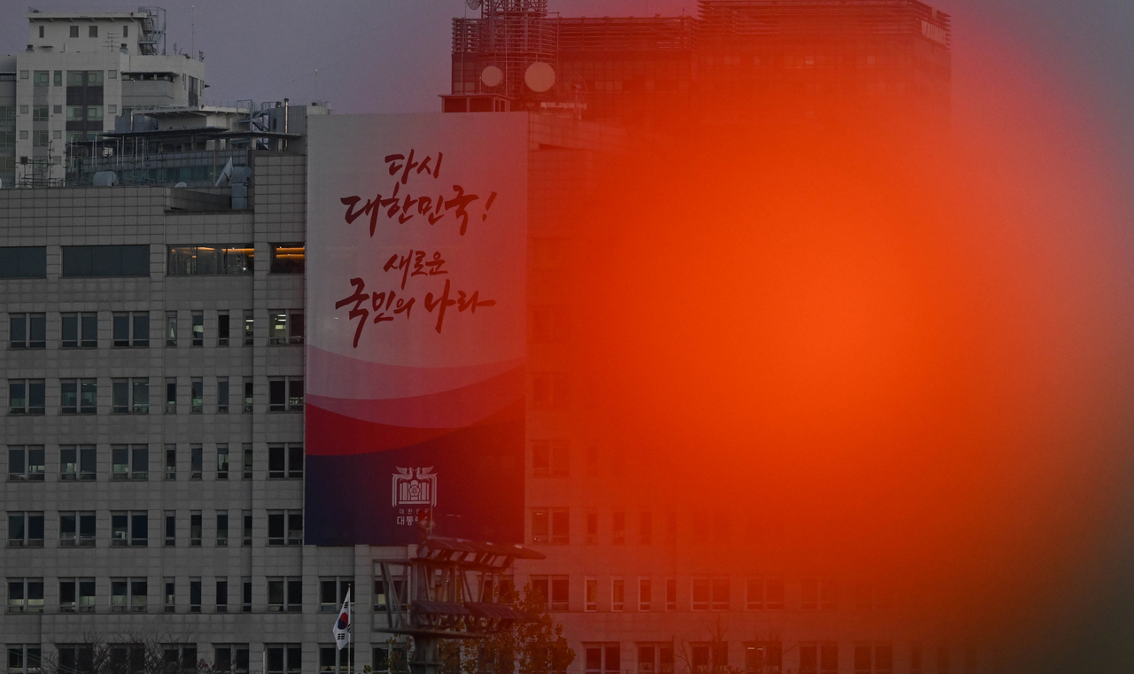 토토사이트 제작 데이터베이스은 여전히 침묵하고 있다. 지난 6일 오전 서울 용산구 토토사이트 제작 데이터베이스 인근에 빨간불이 켜져있다. 임세준 기자