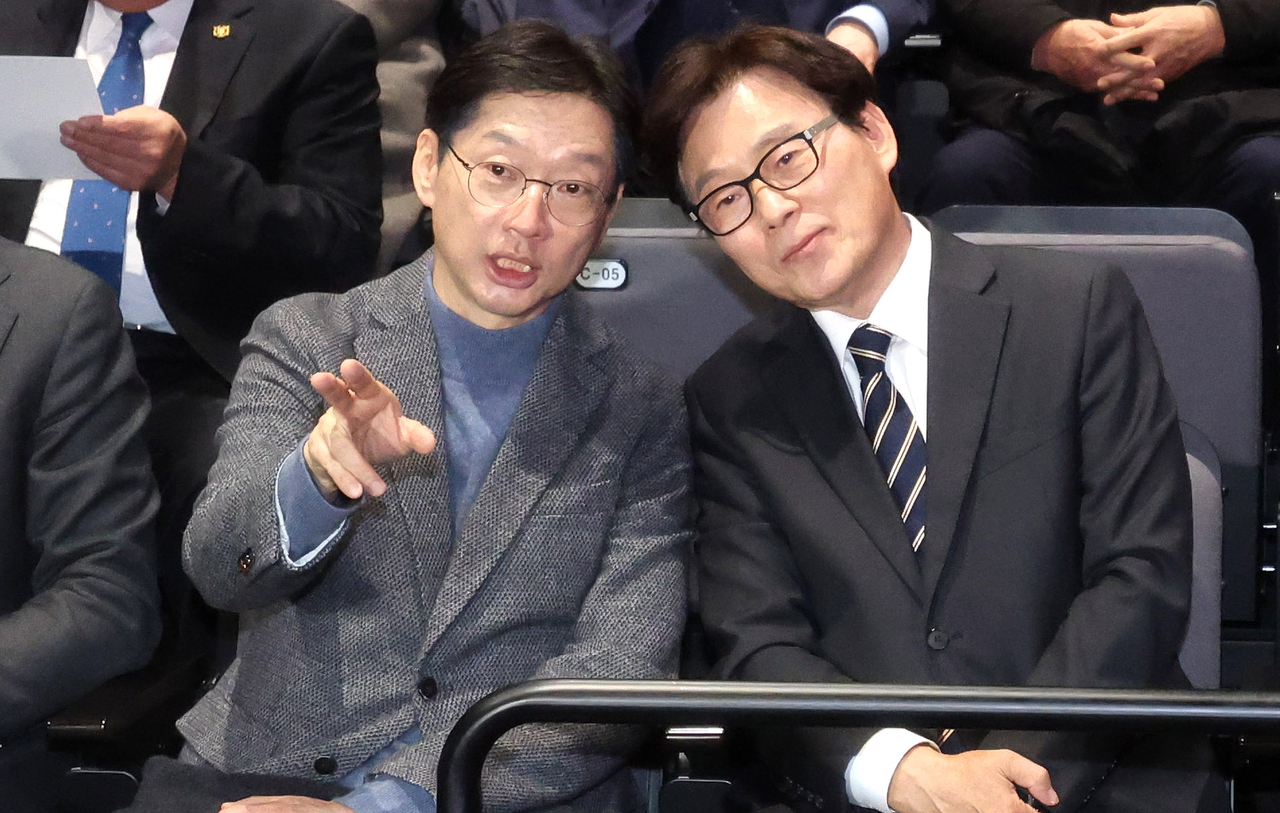 더불어민주당 전 원내대표인 박광온(오른쪽) 일곱번째나라LAB 대표와 김경수 전 경남도지사가 지난달 23일 오후 서울 종로구 노무현시민센터에서 열린 ‘일곱번째나라LAB 창립 기념 심포지엄-탄핵너머 다시 만날 민주주의 심포지엄’에서 대화하고 있다. [뉴시스]