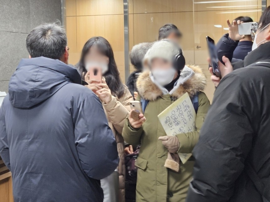 윤석열 대통령 지지자들이 10일 국가인권위원회 전원위원회 회의실 진입을 시도하며 소동을 벌이고 있다.  [연합]