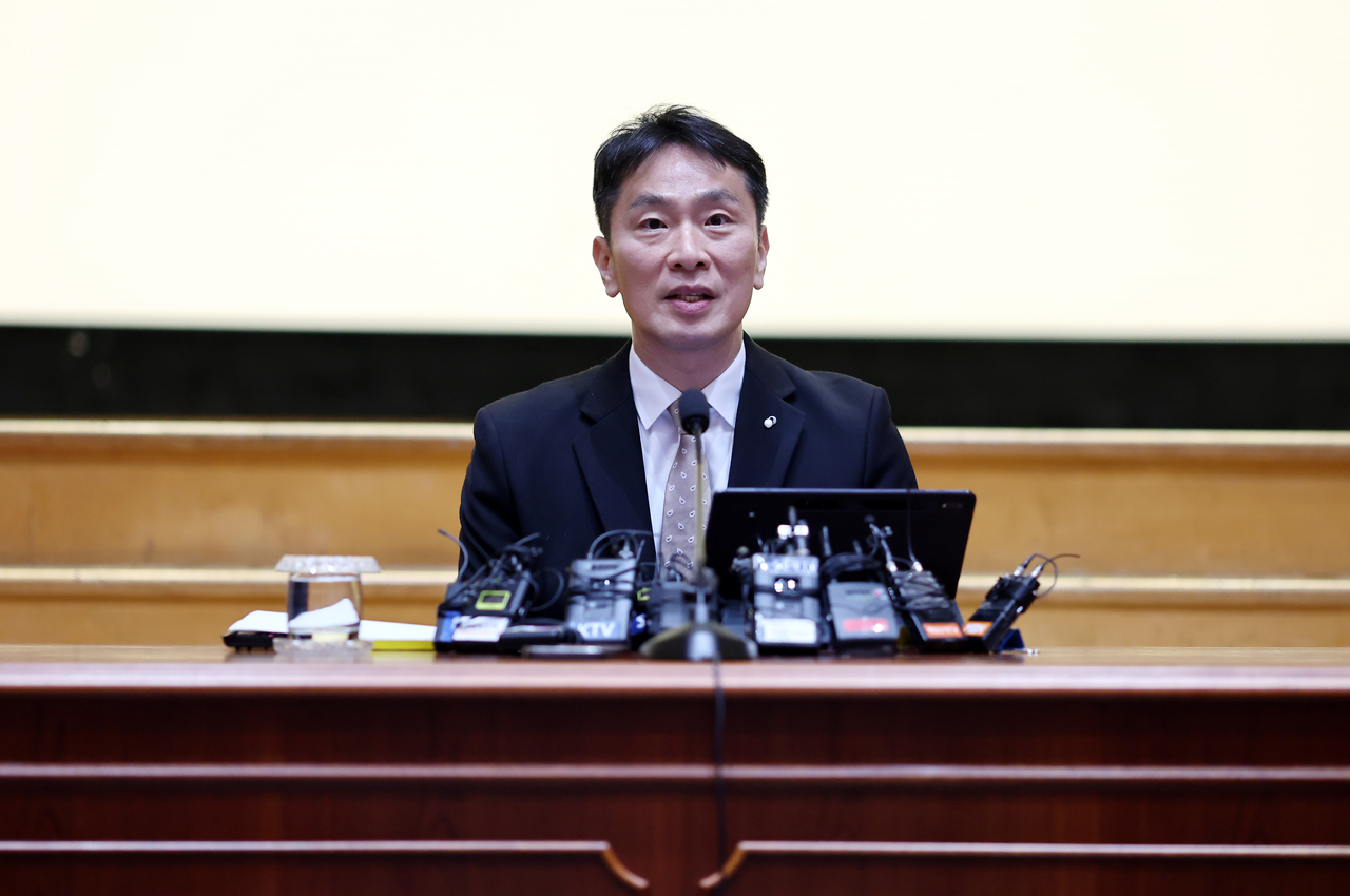 이복현 금융감독원장은 10일 서울 여의도 금융감독원에서 개최한 2025년 업무계획 기자간담회에서 “대규모 소비자 피해 유발, 내부통제 미흡 등에 따른 금융상품 불완전판매, 대형 금융사고 등에 대해서는 엄중조치 방침 등 ‘무관용 원칙’을 견지하겠다”고 밝혔다. 이 원장이 모두발언을 하고 있다. [연합]