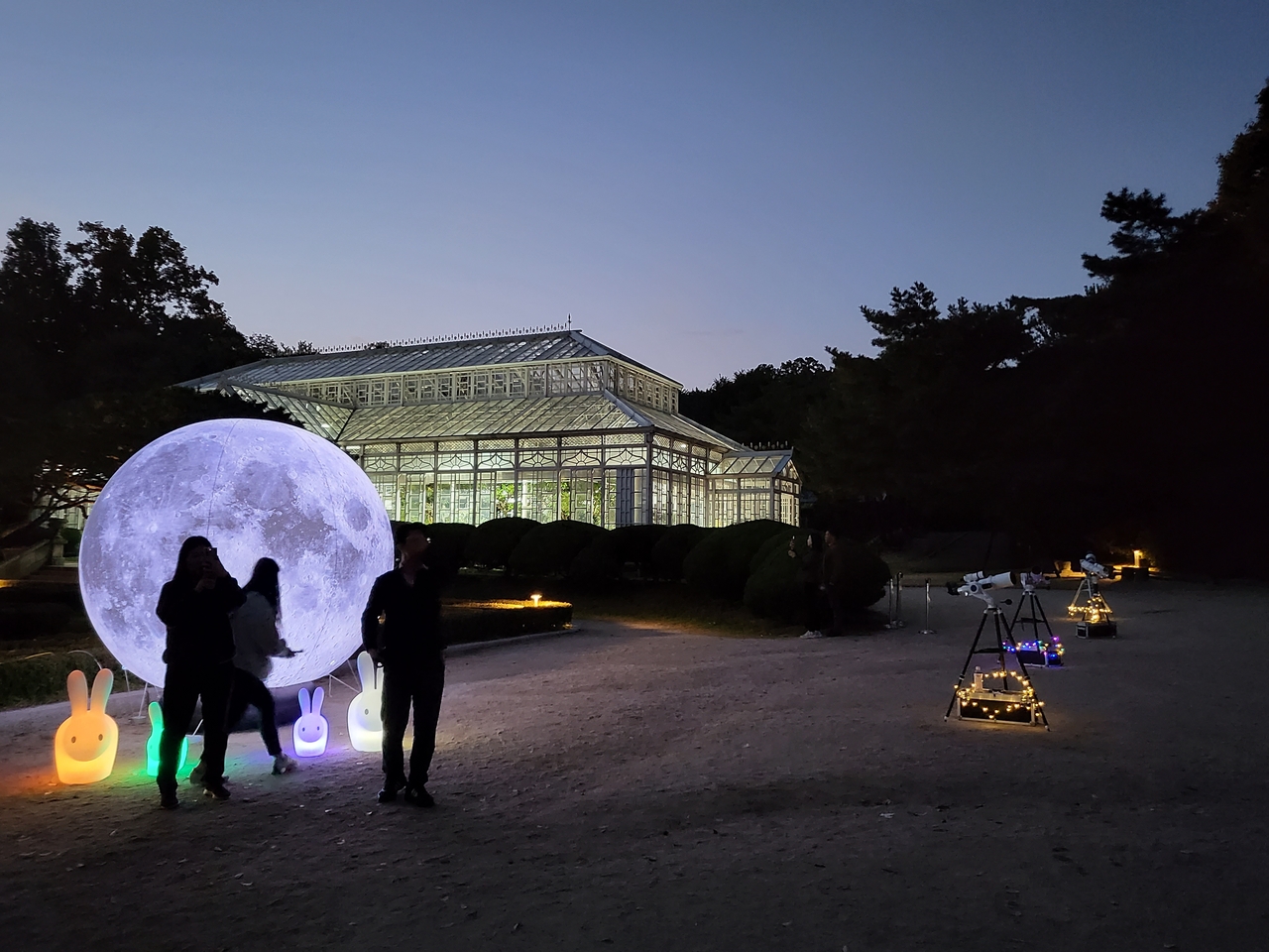 Lunar New Year’s first full moon celebration at Changgyeonggung in Seoul last year (Korea Heritage Service)