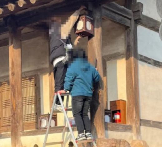 드라마 촬영팀이 병산서원에 초롱을 달고 있는 모습. [ 페이스북]