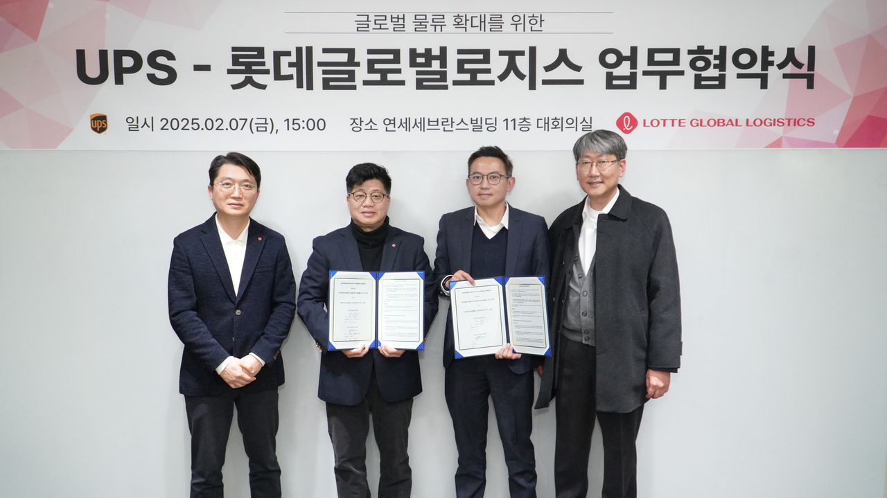 롯데글로벌로지스가 글로벌 물류 기업 UPS와 ‘글로벌 물류 확대’에 협력하는 전략적 파트너십(MOU)을 체결했다고
10일 밝혔다. 사진 왼쪽부터 정진영 롯데글로벌로지스 라스트마일본부장, 강병구 롯데글로벌로지스 대표이사, 샘 헝
UPS 대한민국·일본·타이완 담당 사장(Managing Director), 서보국 UPS Korea 사장  ⓒ롯데글로벌로지스
