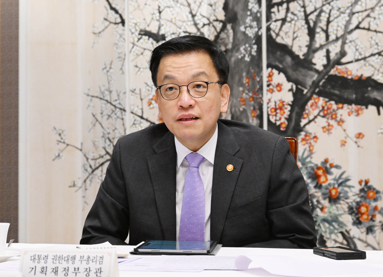 Acting President Choi Sang-mok speaks during a meeting with ministers and other senior officials at the government complex building in Seoul on Monday. (Yonhap)